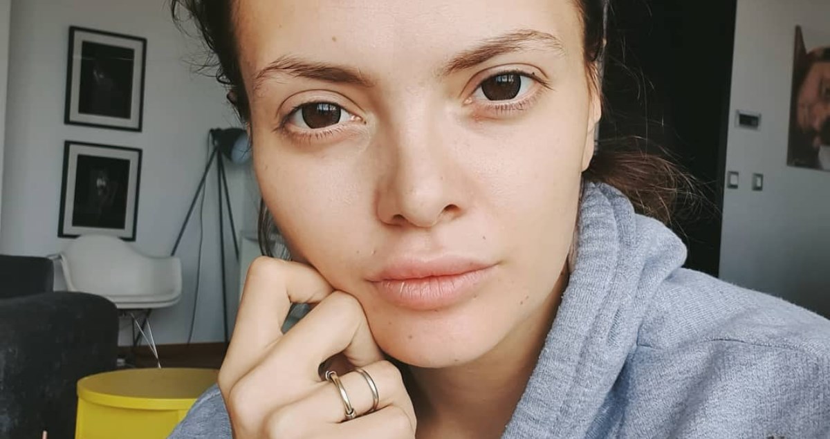Ella Dvornik skinula sve sa sebe i pokazala trudnički trbuh, ali i modrice